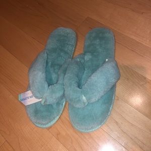 Fuzzy flip flop slippers